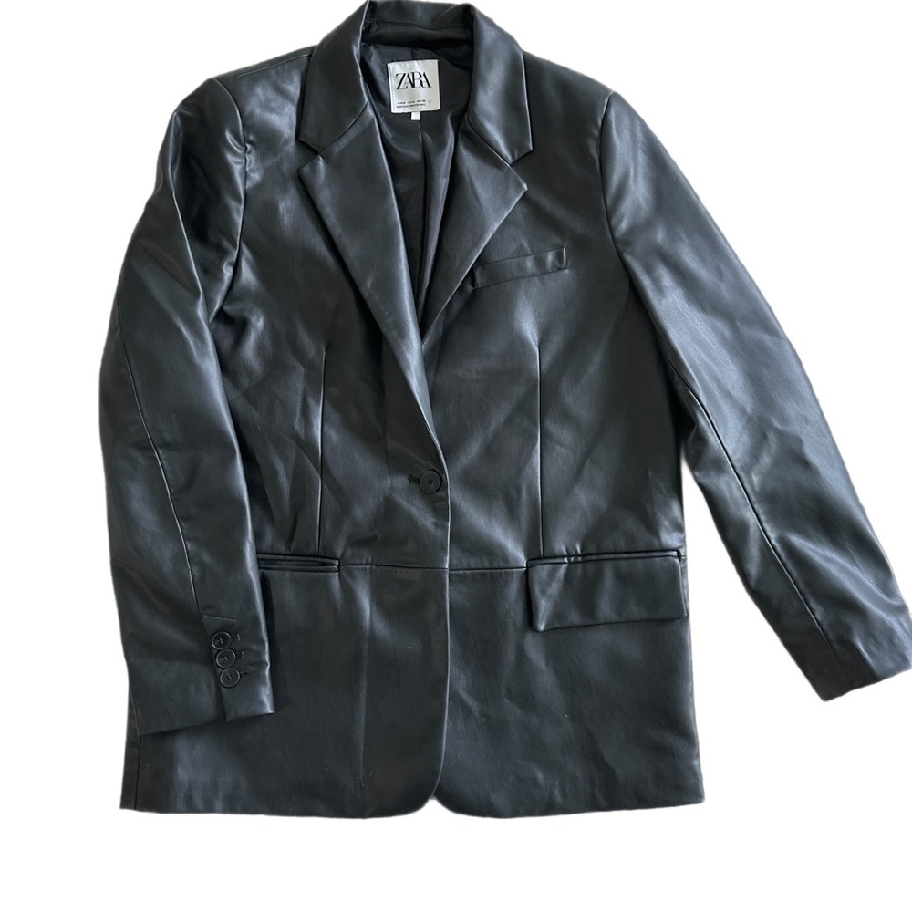Zara “leather” blazer size Medium
Worn once